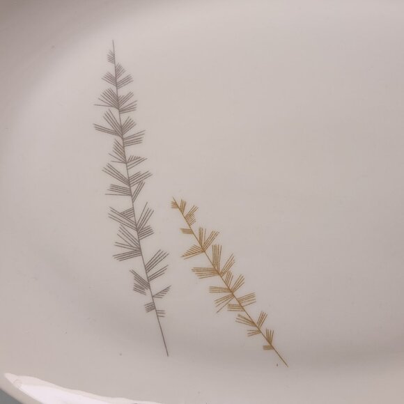 13" x 9" Hutschenreuther Platter - Pattern 8895 - Gold & Silver Sprigs - MCM - Picture 2 of 5